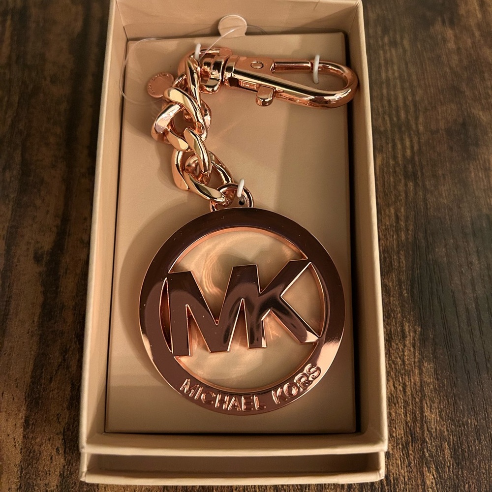 Brand New Michael Kors Metallic Key Holder & Key Charm